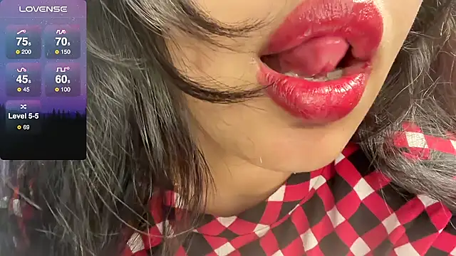 Snapshot of Spice-Summi chatting on December 15, 2024, 8:41 am Spice-Summi online show from December 15, 2024, 8:41 am