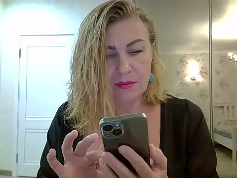 Snapshot of Alexandra-Rosee chatting on February 4, 2025, 12:22 pm Alexandra-Rosee online show from February 4, 2025, 12:22 pm