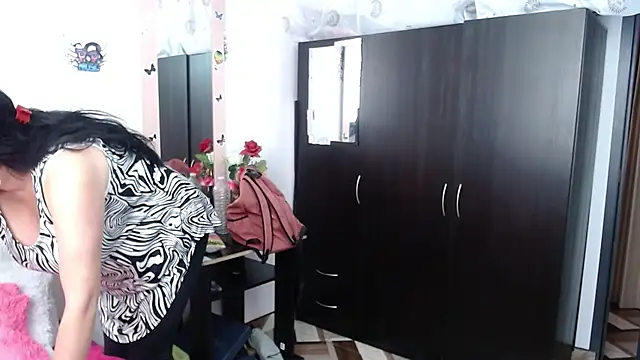 CristialJones  online show from September 29, 2025, 2:22 pm