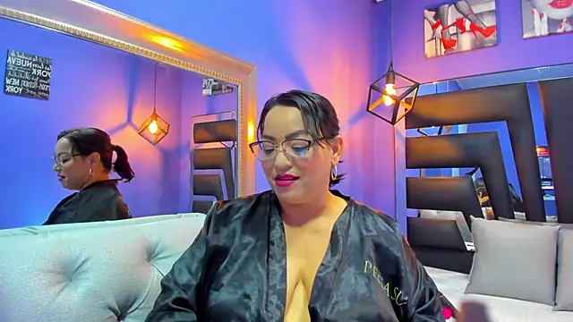 Snapshot of Romina017 chatting on October 7, 2025, 12:41 am Romina017 online show from October 7, 2025, 12:41 am