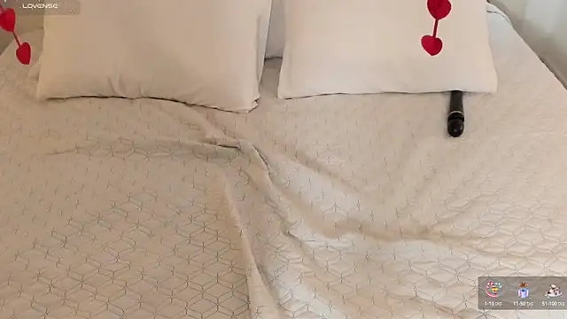 Snapshot of EmmaSanzz_ chatting on February 17, 2025, 12:27 pm EmmaSanzz online show from February 17, 2025, 12:27 pm