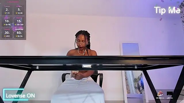 Snapshot of EmmaSanzz_ chatting on March 4, 2025, 11:29 am EmmaSanzz online show from March 4, 2025, 11:29 am