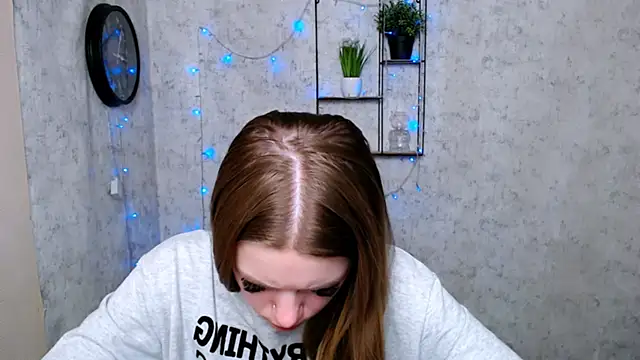 Snapshot of AliceFlirtt_ chatting on December 19, 2024, 2:35 pm AliceFlirtt online show from December 19, 2024, 2:35 pm