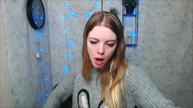 Snapshot of AliceFlirtt_ chatting on December 27, 2024, 10:34 am AliceFlirtt online show from December 27, 2024, 10:34 am