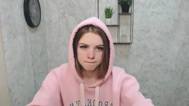 Snapshot of AliceFlirtt_ chatting on February 8, 2025, 11:01 am AliceFlirtt online show from February 8, 2025, 11:01 am