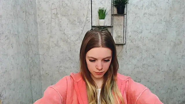 Snapshot of AliceFlirtt_ chatting on February 24, 2025, 11:32 am AliceFlirtt online show from February 24, 2025, 11:32 am