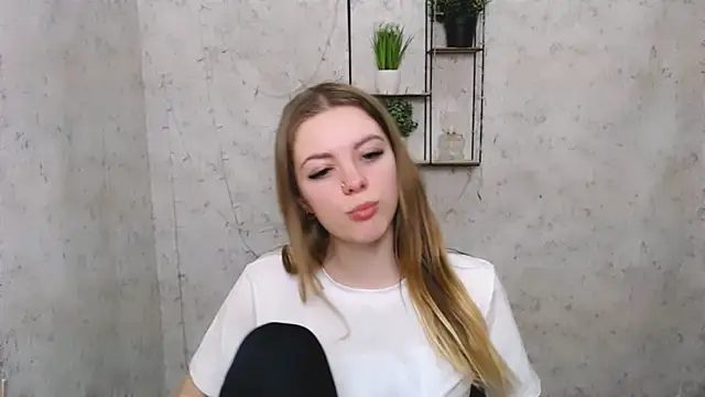 Snapshot of AliceFlirtt_ chatting on March 12, 2025, 10:26 am AliceFlirtt online show from March 12, 2025, 10:26 am