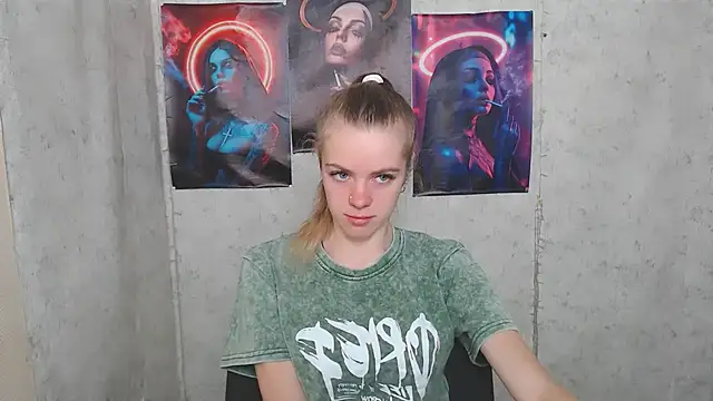 Snapshot of AliceFlirtt_ chatting on September 12, 2025, 8:25 am AliceFlirtt online show from September 12, 2025, 8:25 am