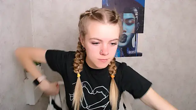 Snapshot of AliceFlirtt_ chatting on September 17, 2025, 9:00 am AliceFlirtt online show from September 17, 2025, 9:00 am