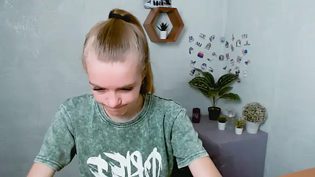 Snapshot of AliceFlirtt_ chatting on September 18, 2025, 8:27 am AliceFlirtt online show from September 18, 2025, 8:27 am