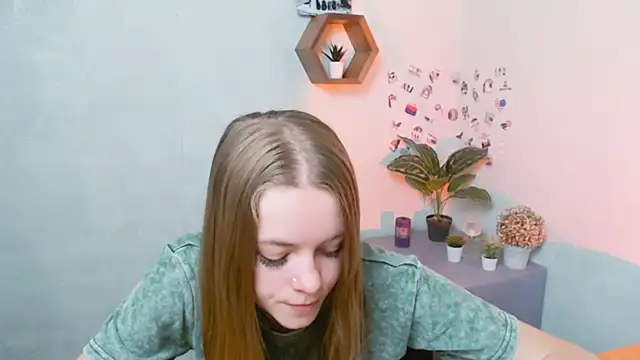 Snapshot of AliceFlirtt_ chatting on September 19, 2025, 8:49 am AliceFlirtt online show from September 19, 2025, 8:49 am