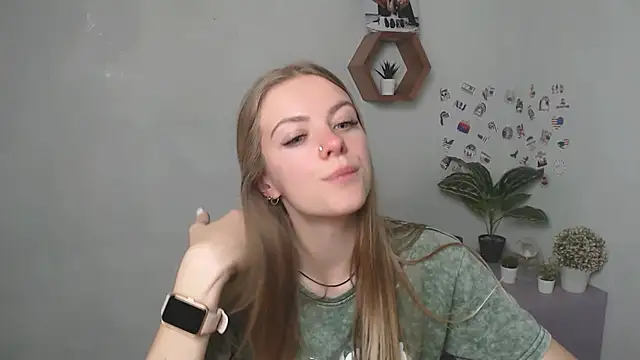 Snapshot of AliceFlirtt_ chatting on September 29, 2025, 12:32 pm AliceFlirtt online show from September 29, 2025, 12:32 pm