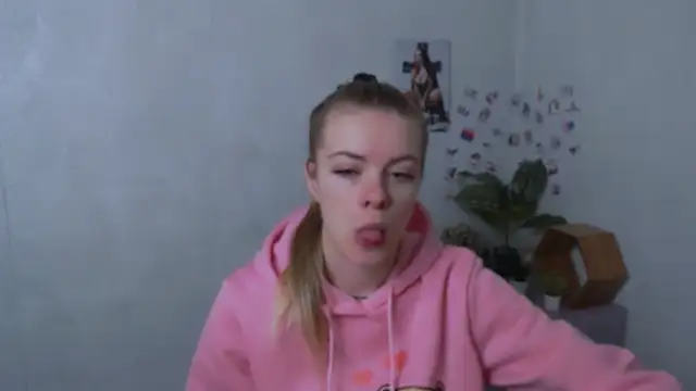 Snapshot of AliceFlirtt_ chatting on December 1, 2025, 8:30 am AliceFlirtt online show from December 1, 2025, 8:30 am