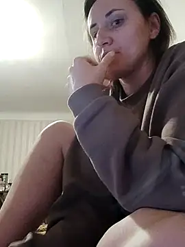 Snapshot of emeli_moon chatting on November 2, 2025, 12:02 am emeli moon online show from November 2, 2025, 12:02 am