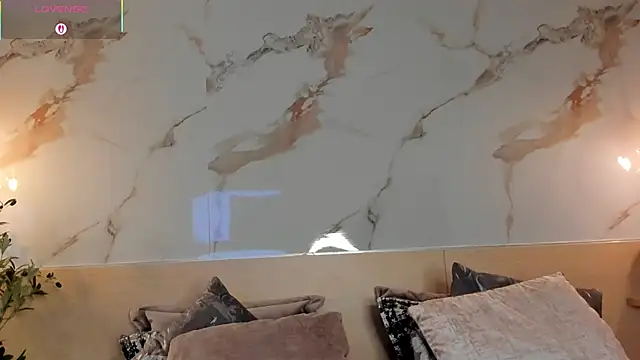 LeaThompson online show from December 2, 2025, 11:11 pm