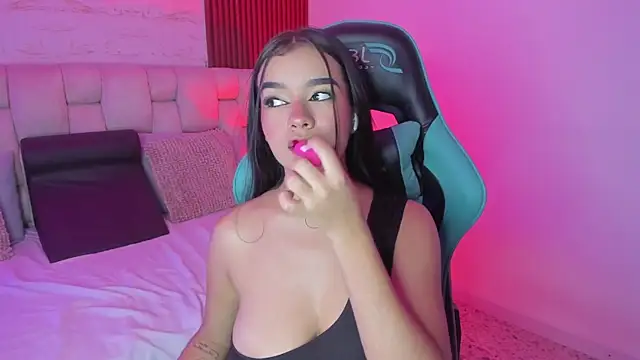 Snapshot of SophiaWylde chatting on October 7, 2025, 5:26 am SophiaWylde online show from October 7, 2025, 5:26 am