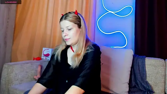 Snapshot of Leila_purr18 chatting on February 13, 2025, 7:24 am Leila purr18 online show from February 13, 2025, 7:24 am