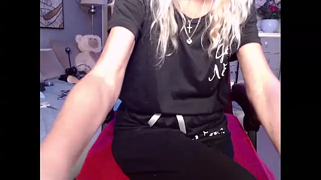 Snapshot of HornyMilf_555 chatting on October 1, 2025, 11:38 am HornyMilf 555 online show from October 1, 2025, 11:38 am