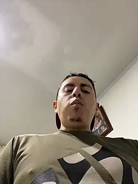 Snapshot of DanielGomez9 chatting on February 19, 2025, 3:50 am DanielGomez9 online show from February 19, 2025, 3:50 am