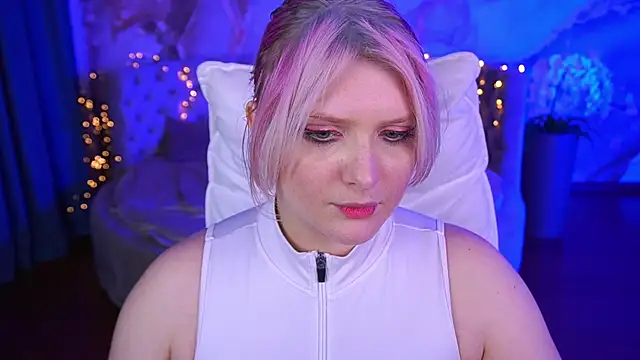 Snapshot of CoolTatis chatting on October 24, 2025, 2:35 pm CoolTatis online show from October 24, 2025, 2:35 pm