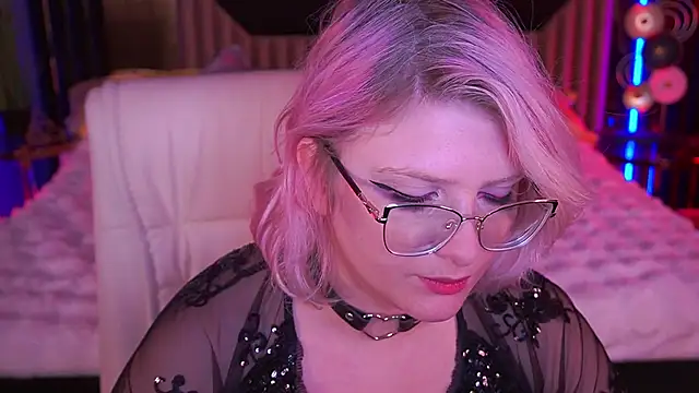 Snapshot of CoolTatis chatting on November 18, 2025, 8:08 am CoolTatis online show from November 18, 2025, 8:08 am