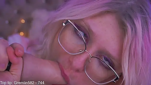 Snapshot of CoolTatis chatting on November 23, 2025, 7:35 pm CoolTatis online show from November 23, 2025, 7:35 pm