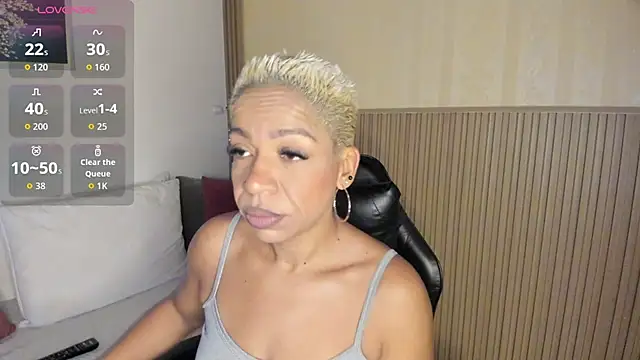 Snapshot of summer_night_ chatting on November 12, 2025, 11:32 am summer night online show from November 12, 2025, 11:32 am