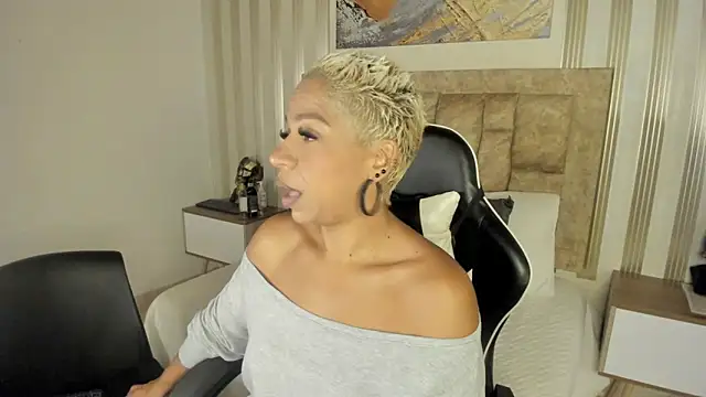 Snapshot of summer_night_ chatting on December 4, 2025, 10:57 am summer night online show from December 4, 2025, 10:57 am