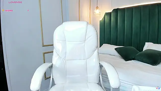 LindsyCater online show from September 29, 2025, 12:32 pm