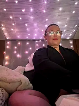 Snapshot of GinAnnTonic chatting on December 3, 2024, 3:33 pm GinAnnTonic online show from December 3, 2024, 3:33 pm