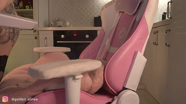 Snapshot of Golden_Aline chatting on January 3, 2025, 11:01 pm Golden Aline online show from January 3, 2025, 11:01 pm