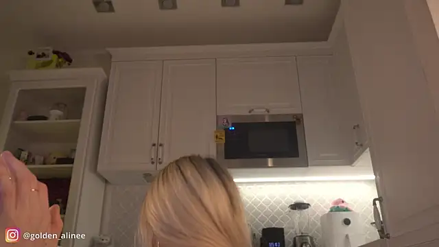 Snapshot of Golden_Aline chatting on January 15, 2025, 9:30 pm Golden Aline online show from January 15, 2025, 9:30 pm