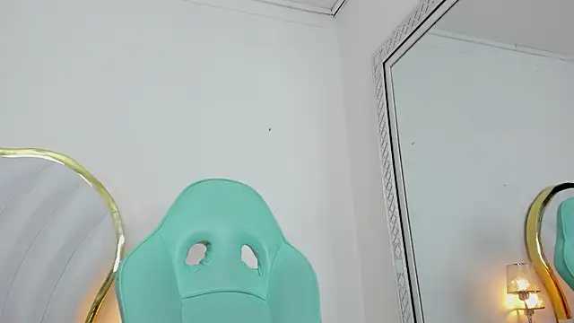 Snapshot of EmmaCrush chatting on January 31, 2025, 11:56 pm EmmaCrush online show from January 31, 2025, 11:56 pm