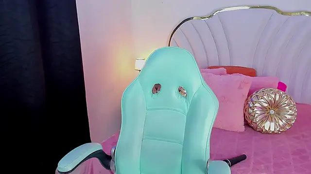 Snapshot of EmmaCrush chatting on February 4, 2025, 10:34 pm EmmaCrush online show from February 4, 2025, 10:34 pm