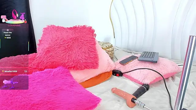 Snapshot of EmmaCrush chatting on March 7, 2025, 12:48 am EmmaCrush online show from March 7, 2025, 12:48 am