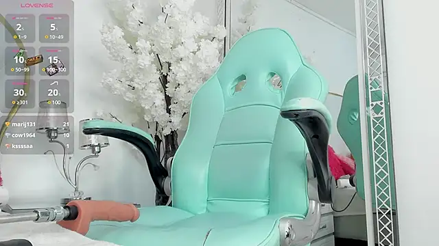 Snapshot of EmmaCrush chatting on March 8, 2025, 12:55 am EmmaCrush online show from March 8, 2025, 12:55 am