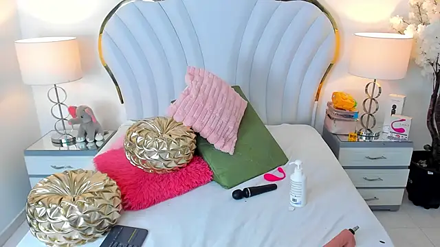 Snapshot of EmmaCrush chatting on March 15, 2025, 8:32 pm EmmaCrush online show from March 15, 2025, 8:32 pm