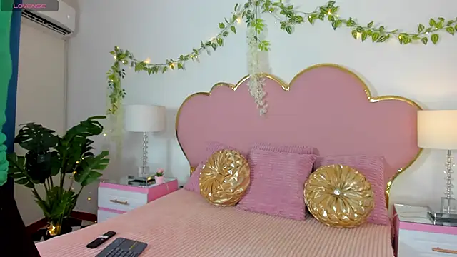 Snapshot of EmmaCrush chatting on September 13, 2025, 8:52 pm EmmaCrush online show from September 13, 2025, 8:52 pm