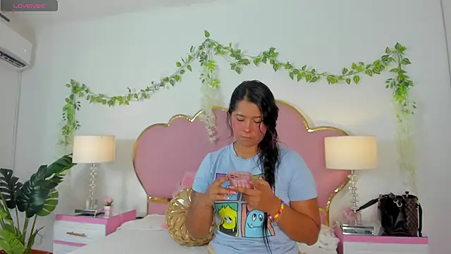 Snapshot of EmmaCrush chatting on September 17, 2025, 8:54 pm EmmaCrush online show from September 17, 2025, 8:54 pm