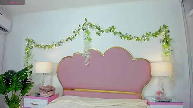 Snapshot of EmmaCrush chatting on September 28, 2025, 9:09 pm EmmaCrush online show from September 28, 2025, 9:09 pm