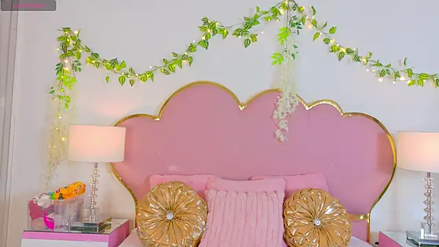 Snapshot of EmmaCrush chatting on October 16, 2025, 9:16 pm EmmaCrush online show from October 16, 2025, 9:16 pm