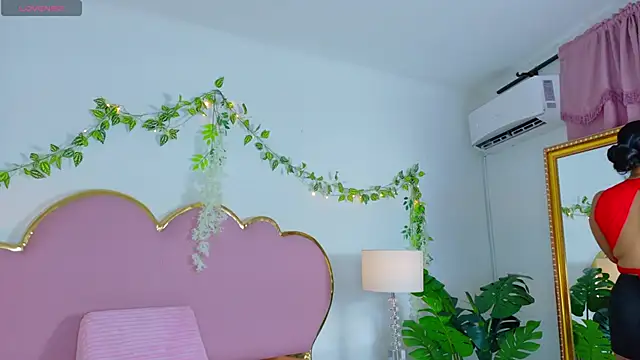 Snapshot of EmmaCrush chatting on October 17, 2025, 9:06 pm EmmaCrush online show from October 17, 2025, 9:06 pm