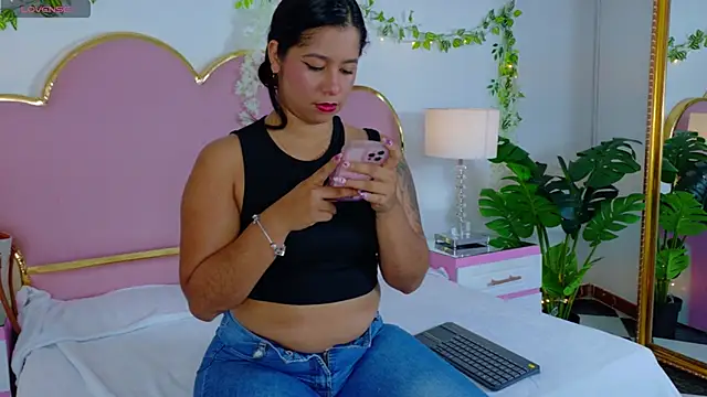 Snapshot of EmmaCrush chatting on October 21, 2025, 8:31 pm EmmaCrush online show from October 21, 2025, 8:31 pm