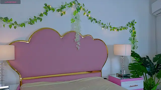 Snapshot of EmmaCrush chatting on October 23, 2025, 8:40 pm EmmaCrush online show from October 23, 2025, 8:40 pm