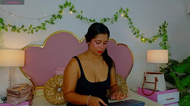 Snapshot of EmmaCrush chatting on November 6, 2025, 9:05 pm EmmaCrush online show from November 6, 2025, 9:05 pm