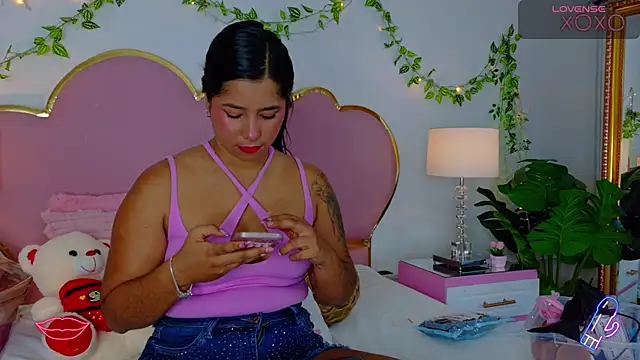 Snapshot of EmmaCrush chatting on November 11, 2025, 9:04 pm EmmaCrush online show from November 11, 2025, 9:04 pm