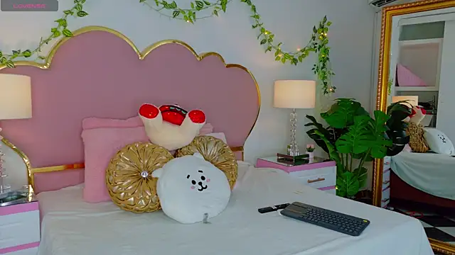 Snapshot of EmmaCrush chatting on November 12, 2025, 9:47 pm EmmaCrush online show from November 12, 2025, 9:47 pm