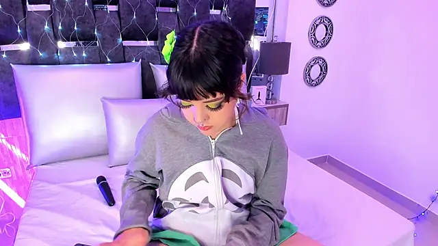 Charlotte Myers online show from February 12, 2025, 3:05 pm