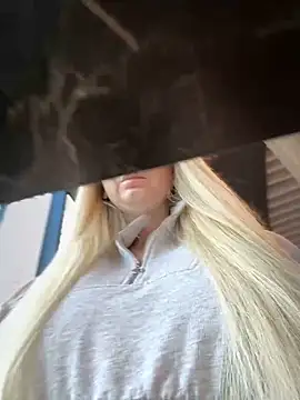 Snapshot of Teya_moon_ chatting on December 4, 2024, 10:02 am Teya moon  online show from December 4, 2024, 10:02 am