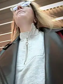 Snapshot of Teya_moon_ chatting on December 27, 2024, 10:12 am Teya moon  online show from December 27, 2024, 10:12 am